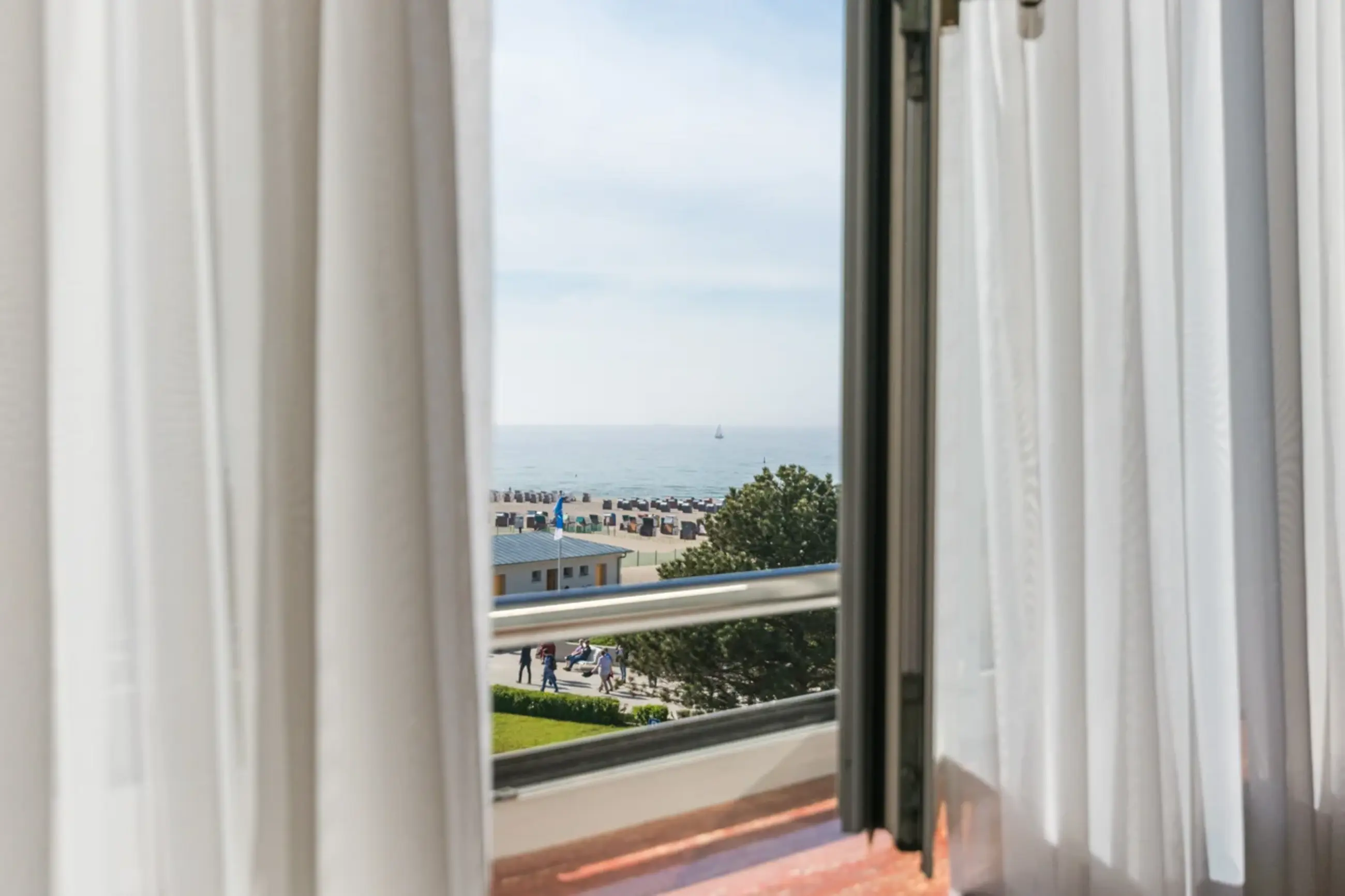 Offenes Fenster mit Blick aufs Meer