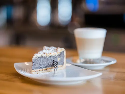 Mohnkuchen mit Latte Macchiato